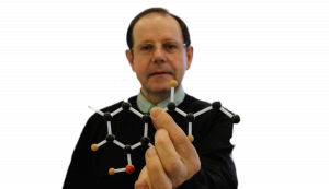 Le Pr Norbert LATRUFFE a été professeur à l'université de Dijon pendant plusieurs décennies et directeur Inserm où il continue ses recherches comme professeur émérite.